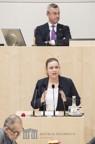 Am Rednerpult: Nationalratsabgeordnete Nina Tomaselli (G). Am Präsidium: Nationalratspräsident Norbert Hofer (F)
