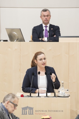 Am Rednerpult: Nationalratsabgeordnete Nina Tomaselli (G). Am Präsidium: Nationalratspräsident Norbert Hofer (F)

