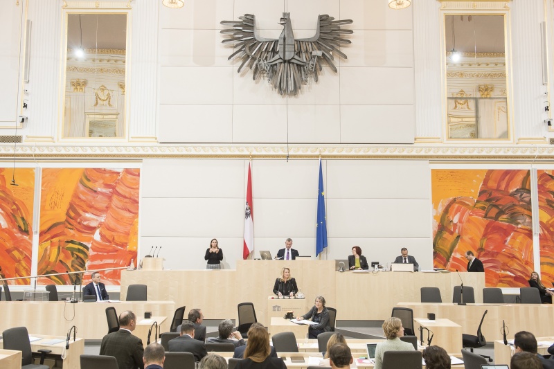 Am Rednerpult: Nationalratsabgeordnete Rebecca Kirchbaumer (V). Am Präsidium: Nationalratspräsident Norbert Hofer (F)
