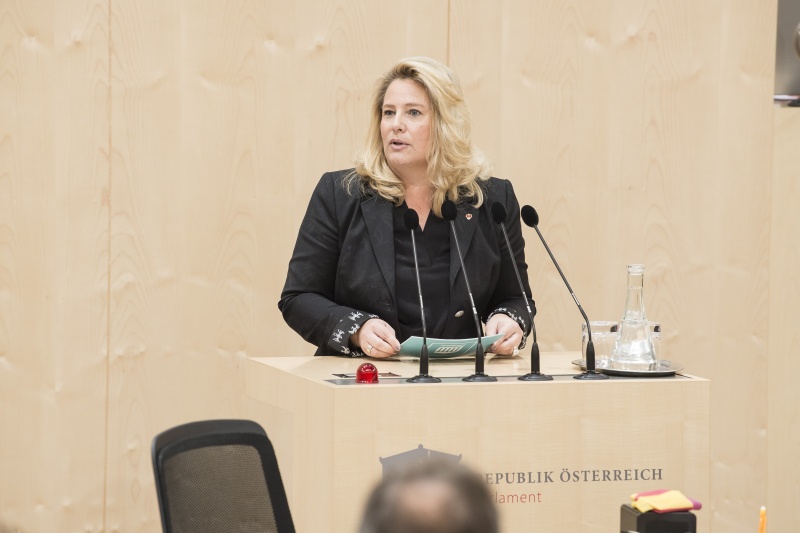 Am Rednerpult: Nationalratsabgeordnete Rebecca Kirchbaumer (V)