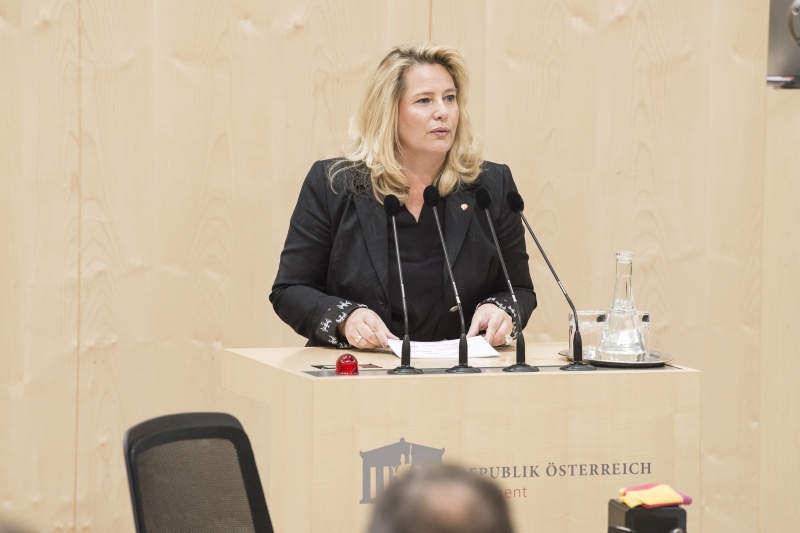 Am Rednerpult: Nationalratsabgeordnete Rebecca Kirchbaumer (V)