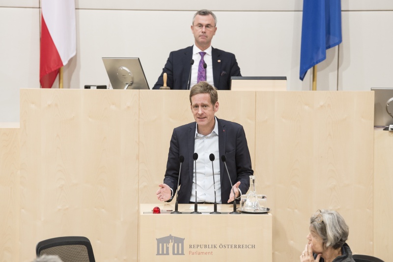 Am Rednerpult: Nationalratsabgeordneter Kai Jan Krainer (S). Am Präsidium: Nationalratspräsident Norbert Hofer (F)
