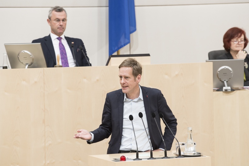 Am Rednerpult: Nationalratsabgeordneter Kai Jan Krainer (S). Am Präsidium: Nationalratspräsident Norbert Hofer (F)
