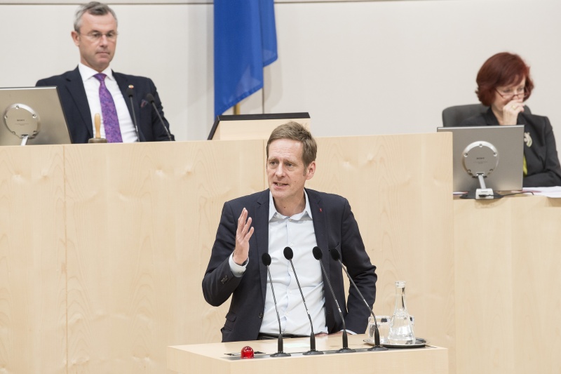 Am Rednerpult: Nationalratsabgeordneter Kai Jan Krainer (S). Am Präsidium: Nationalratspräsident Norbert Hofer (F)
