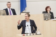 Am Rednerpult: Nationalratsabgeordneter Kai Jan Krainer (S). Am Präsidium: Nationalratspräsident Norbert Hofer (F)
