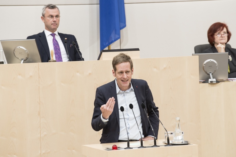 Am Rednerpult: Nationalratsabgeordneter Kai Jan Krainer (S). Am Präsidium: Nationalratspräsident Norbert Hofer (F)
