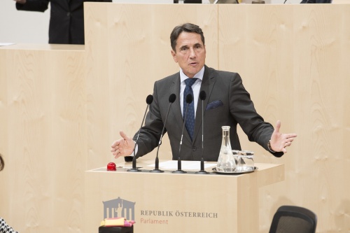 Am Rednerpult: Nationalratsabgeordneter Reinhard Eugen Bösch (F)