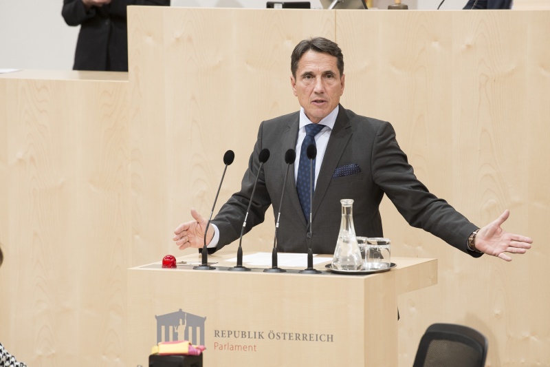 Am Rednerpult: Nationalratsabgeordneter Reinhard Eugen Bösch (F)