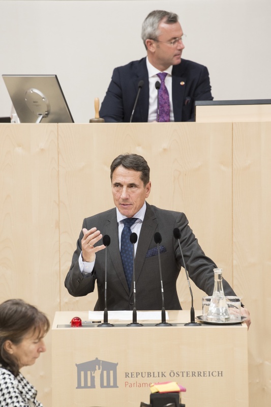 Am Rednerpult: Nationalratsabgeordneter Reinhard Eugen Bösch (F). Am Präsidium: Nationalratspräsident Norbert Hofer (F)
