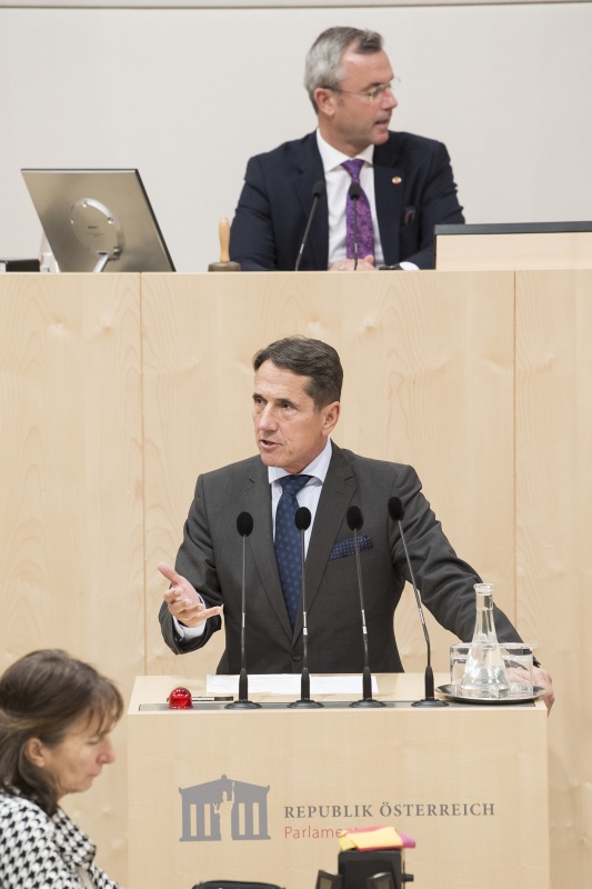 Am Rednerpult: Nationalratsabgeordneter Reinhard Eugen Bösch (F). Am Präsidium: Nationalratspräsident Norbert Hofer (F)
