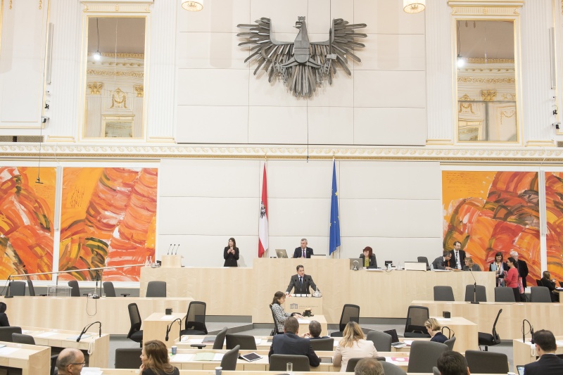 Am Rednerpult: Nationalratsabgeordneter Reinhard Eugen Bösch (F). Am Präsidium: Nationalratspräsident Norbert Hofer (F)
