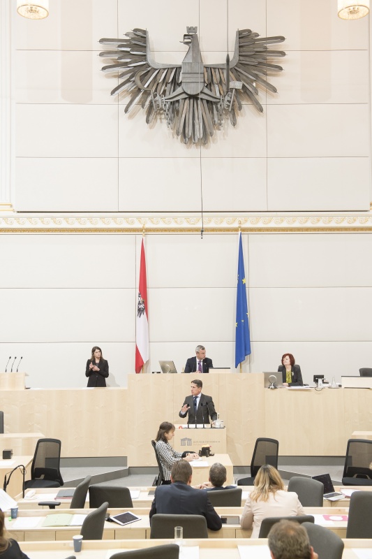 Am Rednerpult: Nationalratsabgeordneter Reinhard Eugen Bösch (F). Am Präsidium: Nationalratspräsident Norbert Hofer (F)
