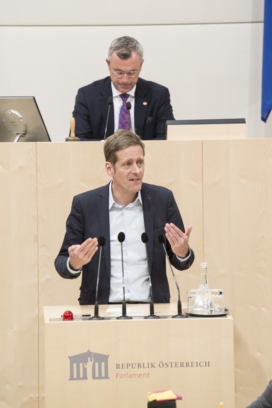 Am Rednerpult: Nationalratsabgeordneter Kai Jan Krainer (S). Am Präsidium: Nationalratspräsident Norbert Hofer (F)
