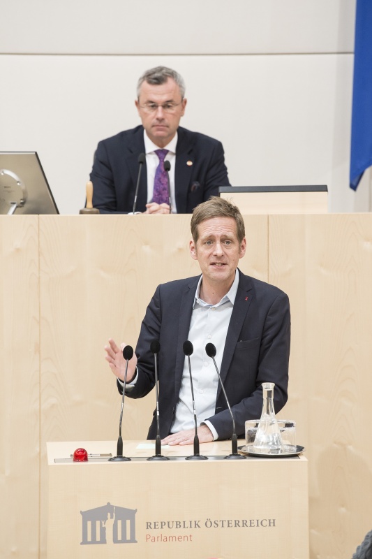 Am Rednerpult: Nationalratsabgeordneter Kai Jan Krainer (S). Am Präsidium: Nationalratspräsident Norbert Hofer (F)
