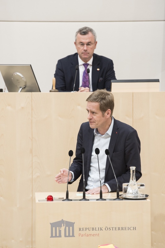 Am Rednerpult: Nationalratsabgeordneter Kai Jan Krainer (S). Am Präsidium: Nationalratspräsident Norbert Hofer (F)
