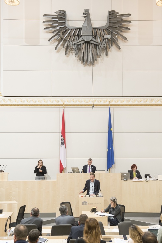 Am Rednerpult: Nationalratsabgeordneter Kai Jan Krainer (S). Am Präsidium: Nationalratspräsident Norbert Hofer (F)
