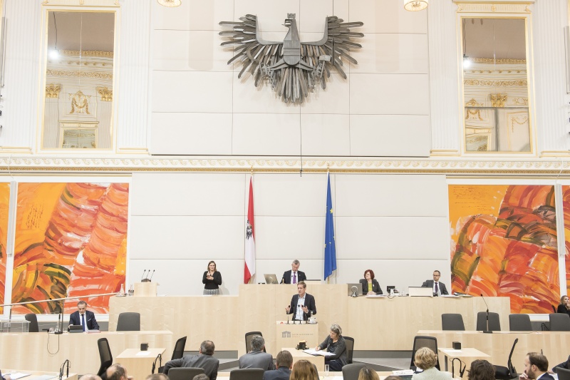 Am Rednerpult: Nationalratsabgeordneter Kai Jan Krainer (S). Am Präsidium: Nationalratspräsident Norbert Hofer (F)
