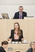 Am Rednerpult: Nationalratsabgeordnete Susanne Fürst (F). Am Präsidium: Nationalratspräsident Norbert Hofer (F)
