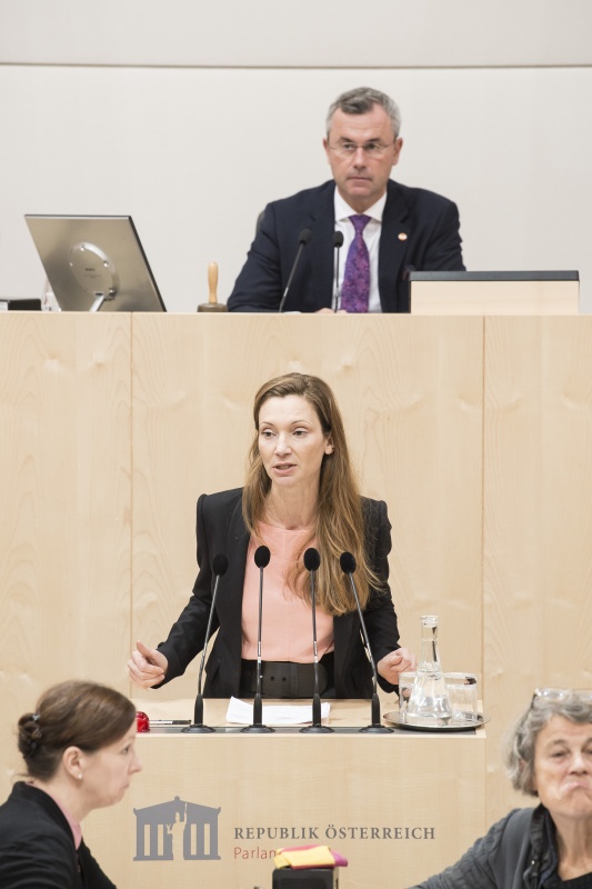 Am Rednerpult: Nationalratsabgeordnete Susanne Fürst (F). Am Präsidium: Nationalratspräsident Norbert Hofer (F)
