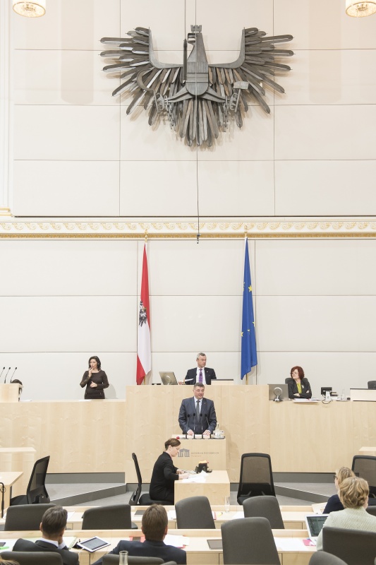 Am Rednerpult: Nationalratsabgeordneter Jörg Leichtfried (S). Am Präsidium: Nationalratspräsident Norbert Hofer (F)
