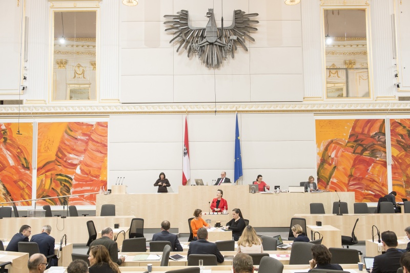 Am Rednerpult: Nationalratsabgeordnete Gabriele Heinisch-Hosek (S). Am Präsidium: Nationalratspräsident Wolfgang Sobotka (V)