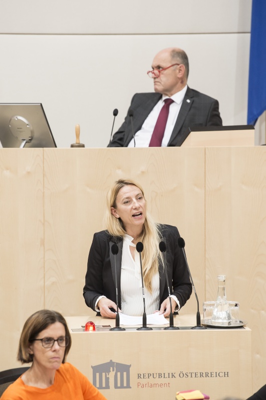 Am Rednerpult: Nationalratsabgeordnete Juliane Bogner-Strauß (V). Am Präsidium: Nationalratspräsident Wolfgang Sobotka (V)