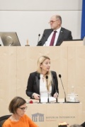 Am Rednerpult: Nationalratsabgeordnete Juliane Bogner-Strauß (V). Am Präsidium: Nationalratspräsident Wolfgang Sobotka (V)