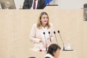 Am Rednerpult: Nationalratsabgeordnete Dagmar Belakowitsch (F)