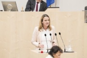 Am Rednerpult: Nationalratsabgeordnete Dagmar Belakowitsch (F)