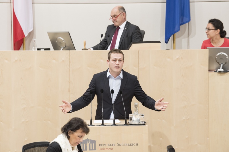 Am Rednerpult: Nationalratsabgeordneter Stefan Kaineder (G). Am Präsidium: Nationalratspräsident Wolfgang Sobotka (V)
