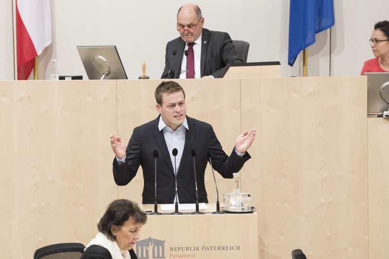 Am Rednerpult: Nationalratsabgeordneter Stefan Kaineder (G). Am Präsidium: Nationalratspräsident Wolfgang Sobotka (V)