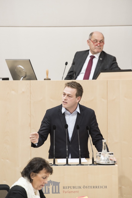 Am Rednerpult: Nationalratsabgeordneter Stefan Kaineder (G). Am Präsidium: Nationalratspräsident Wolfgang Sobotka (V)