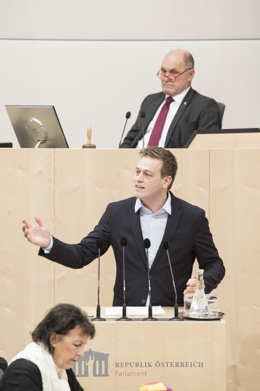 Am Rednerpult: Nationalratsabgeordneter Stefan Kaineder (G). Am Präsidium: Nationalratspräsident Wolfgang Sobotka (V)