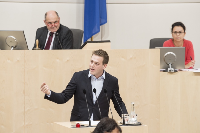 Am Rednerpult: Nationalratsabgeordneter Stefan Kaineder (G). Am Präsidium: Nationalratspräsident Wolfgang Sobotka (V)