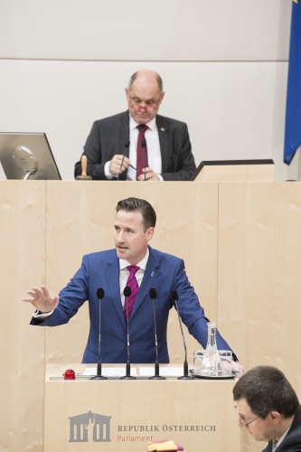 Am Rednerpult: Nationalratsabgeordneter Volker Reifenberger (F). Am Präsidium: Nationalratspräsident Wolfgang Sobotka (V)