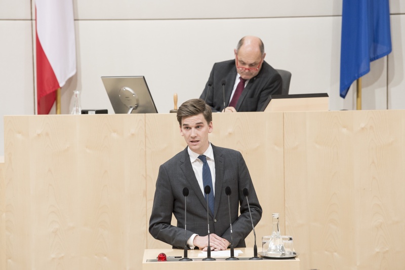 Am Rednerpult: Nationalratsabgeordneter Douglas Hoyos-Trauttmansdorff (N). Am Präsidium: Nationalratspräsident Wolfgang Sobotka (V)