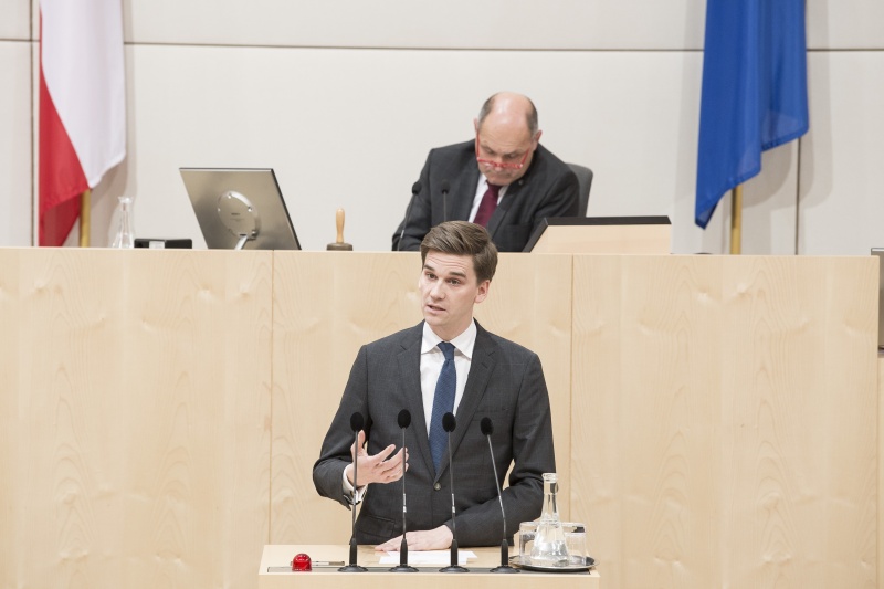 Am Rednerpult: Nationalratsabgeordneter Douglas Hoyos-Trauttmansdorff (N). Am Präsidium: Nationalratspräsident Wolfgang Sobotka (V)