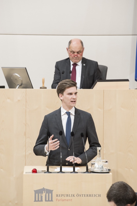 Am Rednerpult: Nationalratsabgeordneter Douglas Hoyos-Trauttmansdorff (N). Am Präsidium: Nationalratspräsident Wolfgang Sobotka (V)