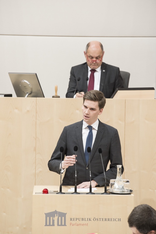 Am Rednerpult: Nationalratsabgeordneter Douglas Hoyos-Trauttmansdorff (N). Am Präsidium: Nationalratspräsident Wolfgang Sobotka (V)