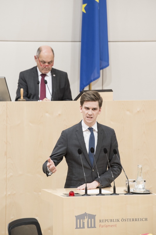 Am Rednerpult: Nationalratsabgeordneter Douglas Hoyos-Trauttmansdorff (N). Am Präsidium: Nationalratspräsident Wolfgang Sobotka (V)