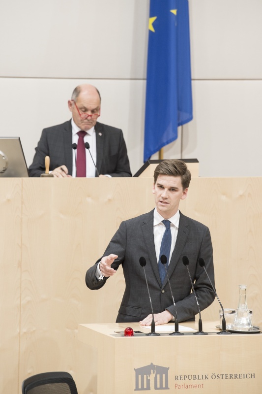 Am Rednerpult: Nationalratsabgeordneter Douglas Hoyos-Trauttmansdorff (N). Am Präsidium: Nationalratspräsident Wolfgang Sobotka (V)