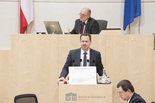 Am Rednerpult: Nationalratsabgeordneter Gerhard Kaniak (F). Am Präsidium: Nationalratspräsident Wolfgang Sobotka (V)