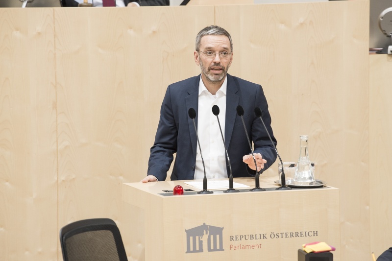 Am Rednerpult: Nationalratsabgeordneter Herbert Kickl (F)