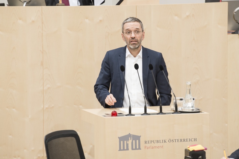 Am Rednerpult: Nationalratsabgeordneter Herbert Kickl (F)