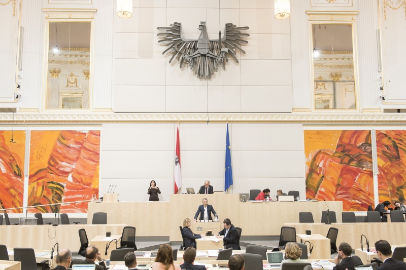 Am Rednerpult: Nationalratsabgeordneter Herbert Kickl (F). Am Präsidium: Nationalratspräsident Wolfgang Sobotka (V)