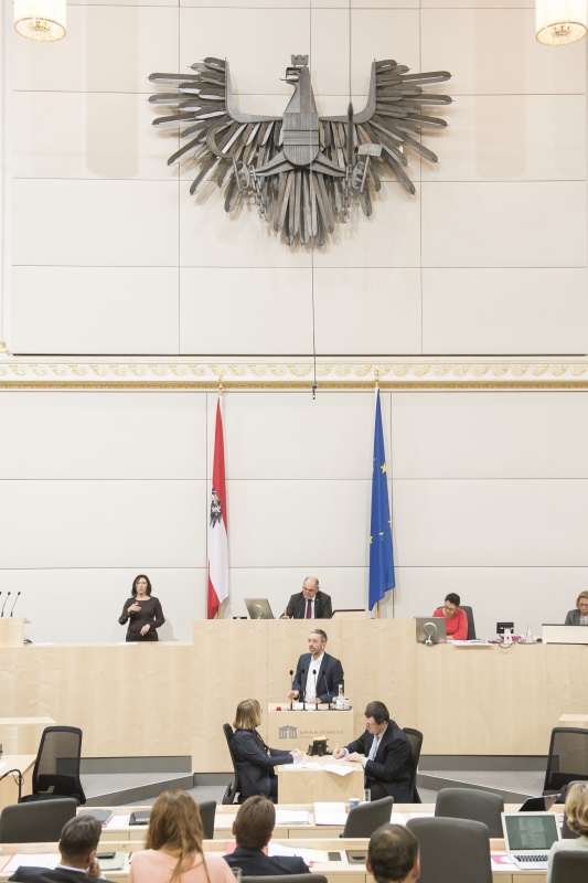 Am Rednerpult: Nationalratsabgeordneter Herbert Kickl (F). Am Präsidium: Nationalratspräsident Wolfgang Sobotka (V)