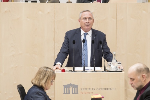 Am Rednerpult: Nationalratsabgeordneter Karl Mahrer (V)