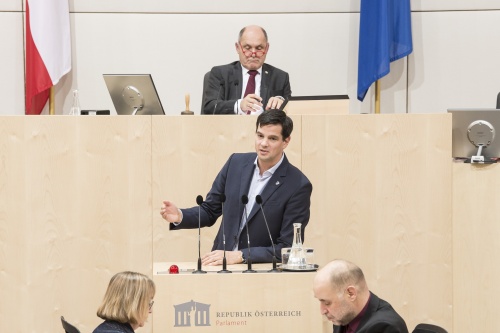 Am Rednerpult: Nationalratsabgeordneter Hannes Amesbauer (F). Am Präsidium: Nationalratspräsident Wolfgang Sobotka (V)