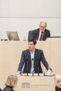 Am Rednerpult: Nationalratsabgeordneter Hannes Amesbauer (F). Am Präsidium: Nationalratspräsident Wolfgang Sobotka (V)