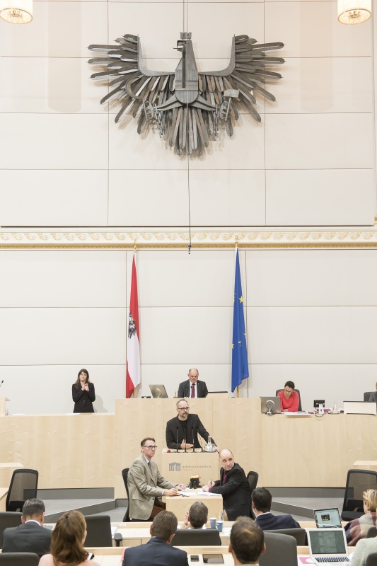 Am Rednerpult: Nationalratsabgeordneter Michel Reimon (G). Am Präsidium: Nationalratspräsident Wolfgang Sobotka (V)